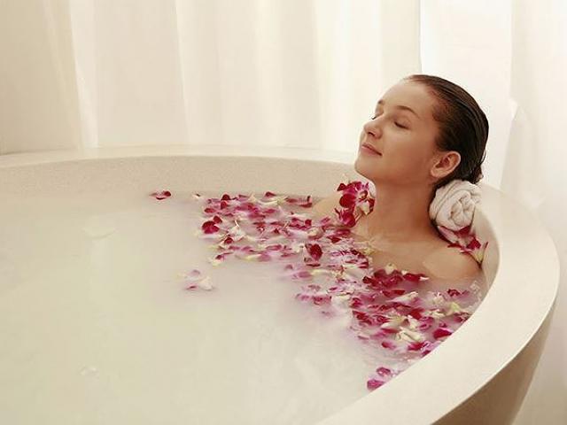 Sức khỏe đời sống - Những điều không nên làm khi tắm ngày nắng nóng để tránh đột tử