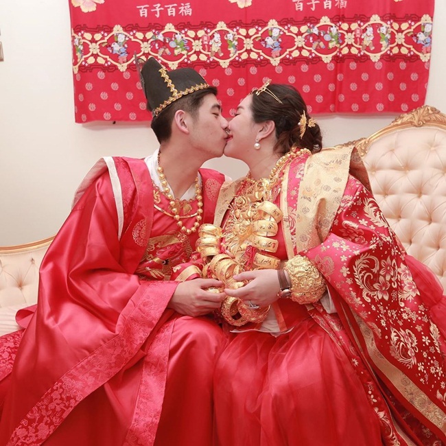 Sabrina Ho (con gái của ông trùm sòng bạc Stanley Ho) đã chính thức đính hôn với bạn trai 21 tuổi tên là Thomas Xin Qilong - học ở trường Havard. 