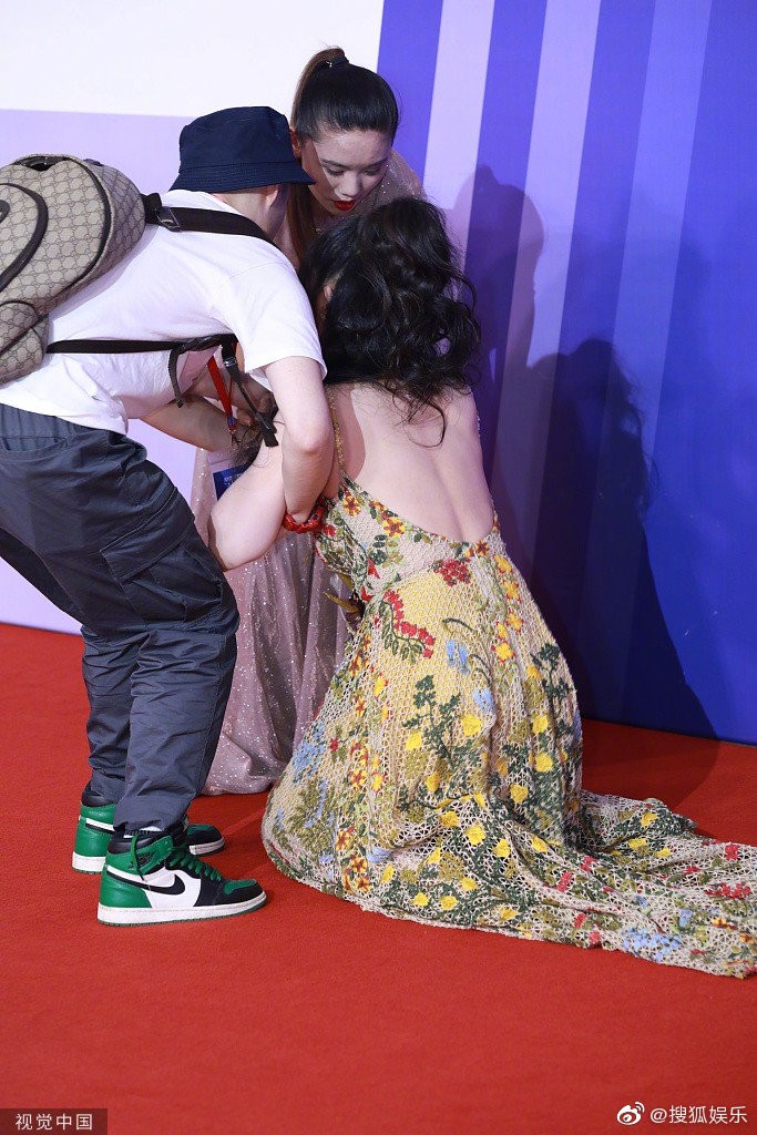 'Thánh nữ ngực đẹp Trung Quốc' vồ ếch trên thảm đỏ là ai? - 2