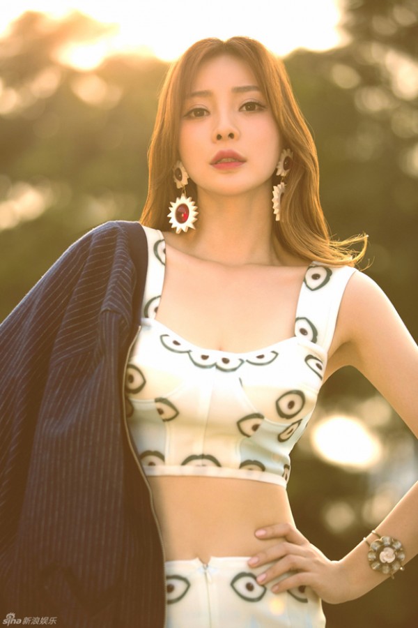 'Thánh nữ ngực đẹp Trung Quốc' vồ ếch trên thảm đỏ là ai? - 6