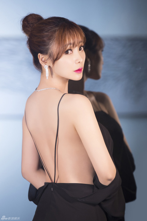 'Thánh nữ ngực đẹp Trung Quốc' vồ ếch trên thảm đỏ là ai? - 7