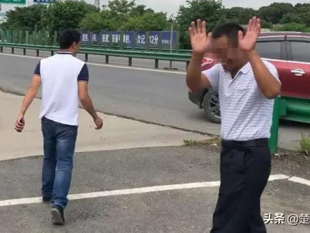 Bạn trẻ - Cuộc sống - Con rể đãng trí bỏ quên bố vợ trên đường cao tốc