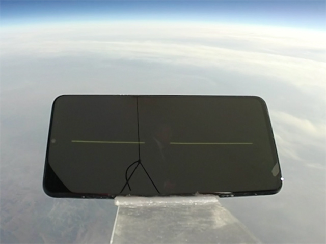 Thời trang Hi-tech - Đây là chiếc smartphone rơi từ độ cao hơn 30.000 mét vẫn chạy tốt