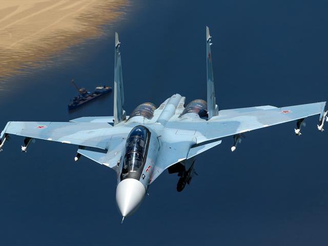 Tiêm kích Su-30SM bất ngờ bung dù hãm giữa lúc nhào lộn trên không trung