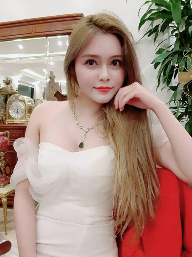 Cao Diệp Anh là một hot girl, diễn viên được chú ý từ chương trình Nóng cùng World Cup năm ngoái. Ngoài ra, cô được mời tham gia một số vai diễn trong sitcom, phim truyền hình.