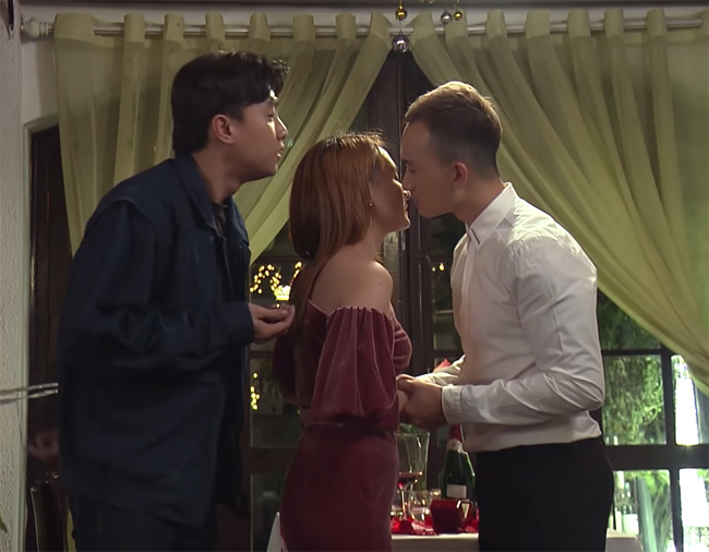 Bên cạnh nụ hôn đó, nhân vật của Bảo Thanh còn có những cảnh quay lãng mạn, tình cảm khác.