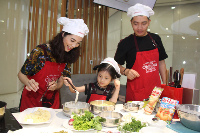 Cả nhà cùng vào bếp nêm yêu thương cho bữa cơm gia đình - 3