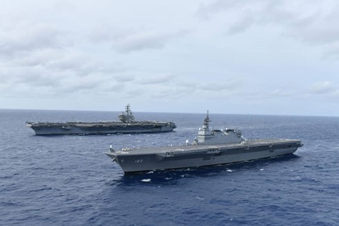 Chiến hạm “khủng nhất” của Nhật Bản phô cơ bắp cùng tàu sân bay Mỹ ở Biển Đông - 1
