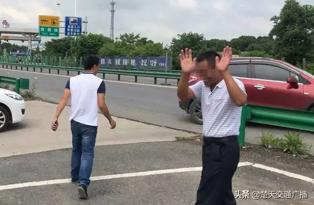 Con rể đãng trí bỏ quên bố vợ trên đường cao tốc - 4