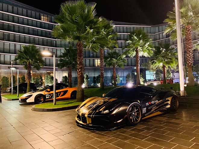 Hai thành viên trong đoàn sở hữu siêu xe Ferrari và McLaren đã có mặt tại Hà Nội