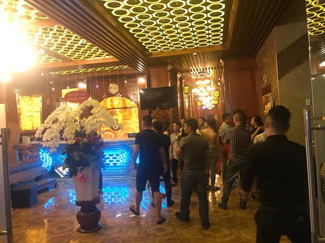 Nhiều tiếng súng vang lên khi hai băng nhóm giang hồ thanh toán nhau tại quán karaoke - 2