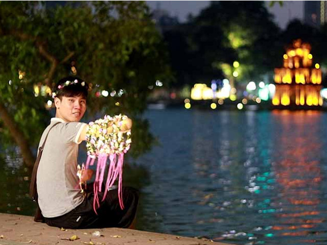 Bạn trẻ - Cuộc sống - Chuyện đời chàng sinh viên cụt 2 tay bán vòng nguyệt quế trên phố đi bộ