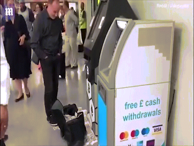 Kinh doanh - Sốc: Cây ATM phun tiền như mưa giữa chốn đông người