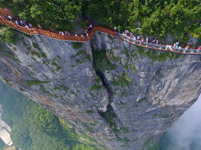 Run rẩy trên 10 cây cầu kính cheo leo trên vách đá ở Trung Quốc