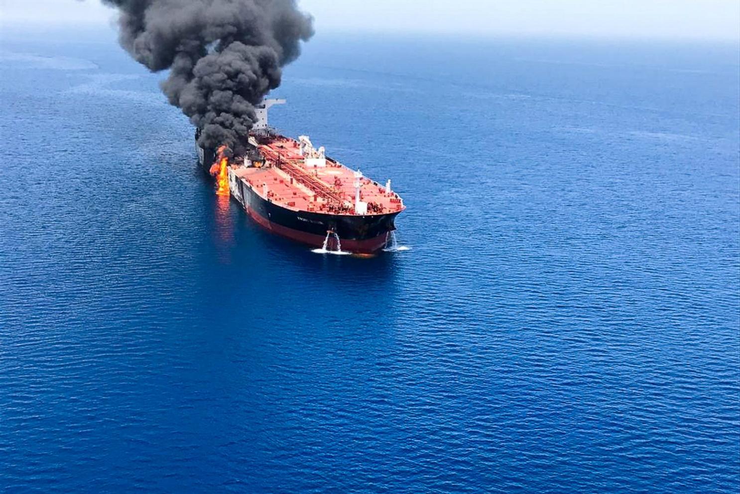 Vụ tấn công 2 tàu dầu thổi bùng nguy cơ chiến tranh Mỹ-Iran? - 1