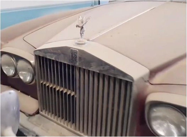 Một chiếc Rolls Royce đắt tiền cũng nằm trong "thảm cảnh" như hàng ngàn chiếc xe ở đây. 