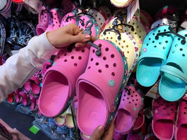 Thị trường - Tiêu dùng - Giày dép "kiểu mới" gắn hình thú trang trí hút người dân Sài Gòn