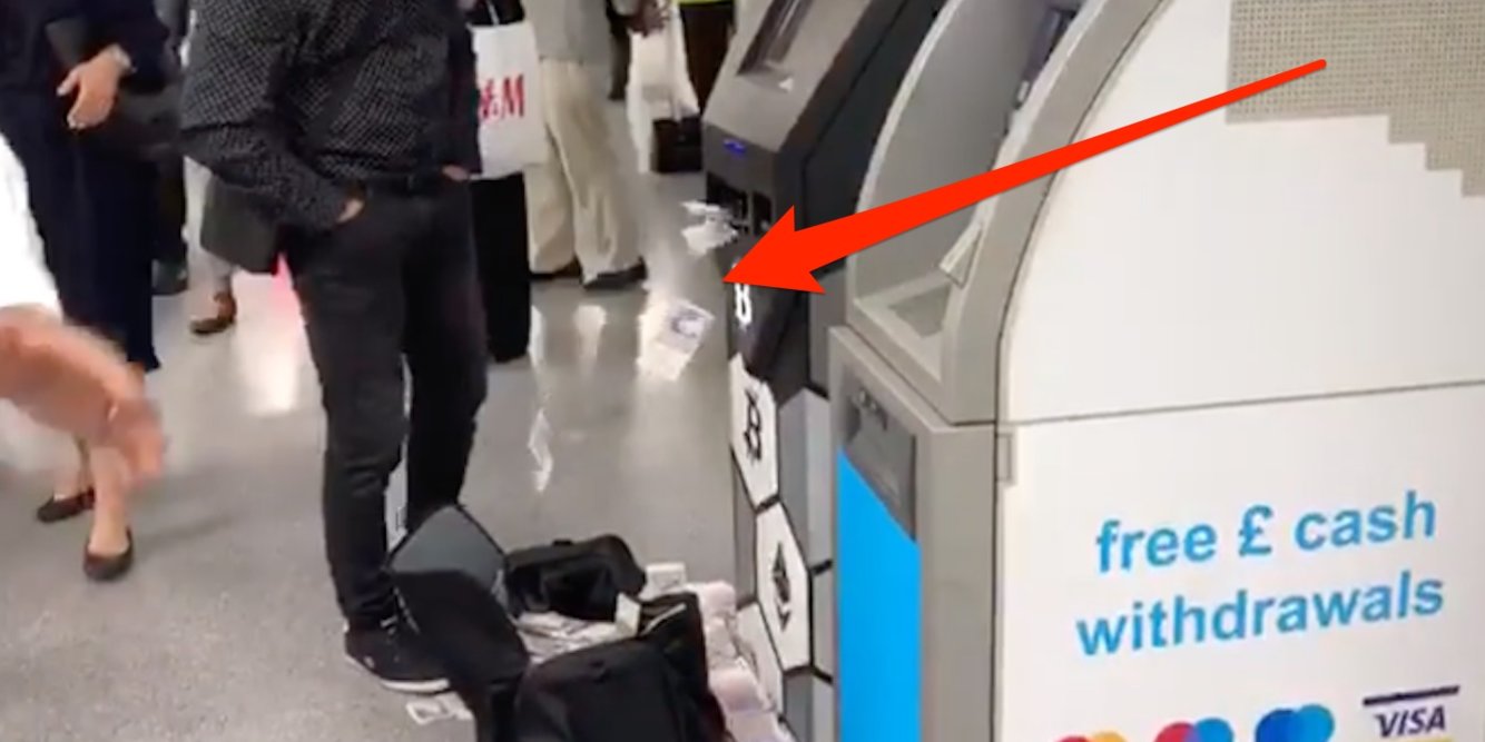 Sốc: Cây ATM phun tiền như mưa giữa chốn đông người - 2