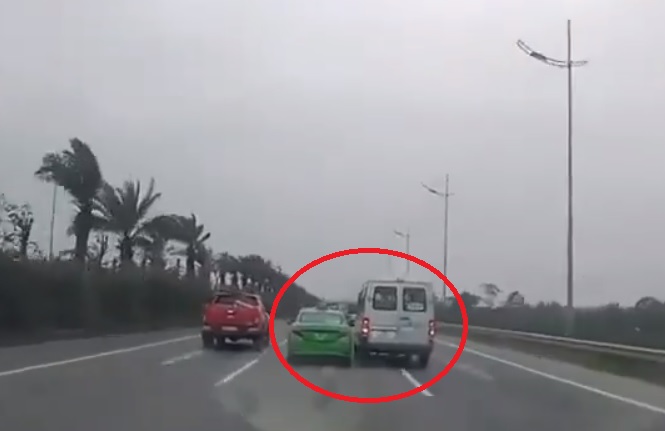 Xe khách và taxi &#34;vờn&#34; nhau trên đường ra sân bay, 2 tài xế bị phạt nặng - 1