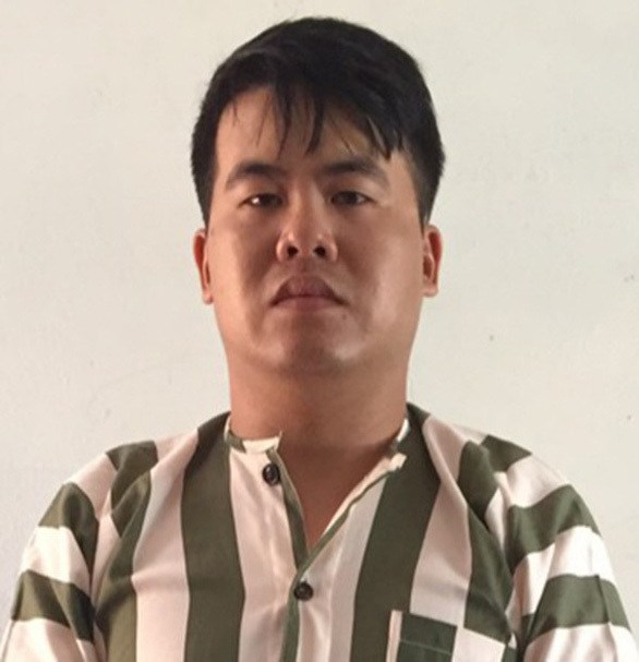 Nam thanh niên dùng búa đập tiệm vàng, lấy đi 30 sợi dây chuyền - 1