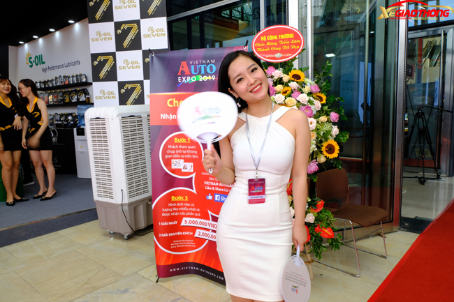 Nhiều người đến tham dự Triển lãm Vietnam AutoExpo 2019 bên cạnh việc tham quan các gian hàng, chiêm ngưỡng các mẫu xe còn để ngắm những người đẹp có mặt tại sự kiện
