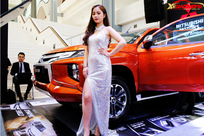 Vẻ kiêu sa của người đẹp đứng cạnh chiếc Mitsubishi Triton hoàn toàn mới
