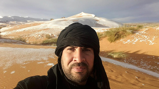 Nhiếp ảnh gia nghiệp dư Karim Bouchetata trong bức ảnh tự sướng được chụp trên phông nền của sa mạc Sahara phủ đầy tuyết gần Ain Sefra, Algeria.