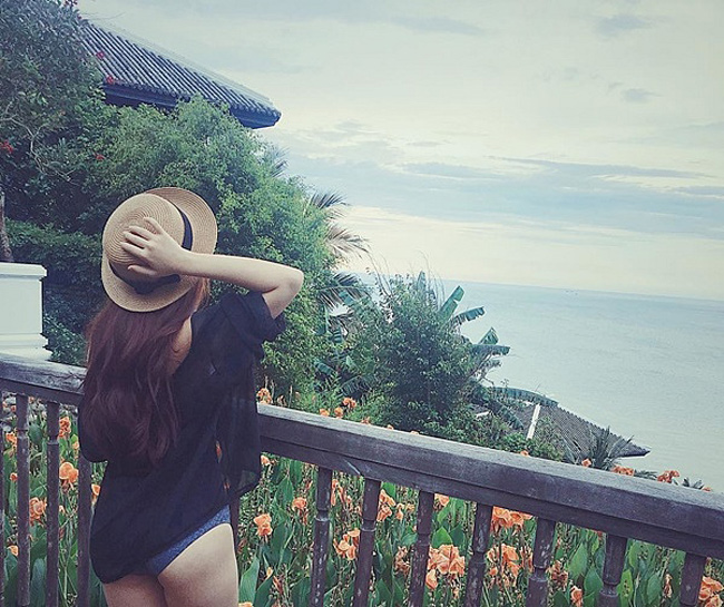 Khoe bờ vai trần quyến rũ và vòng eo con kiến.&nbsp;
