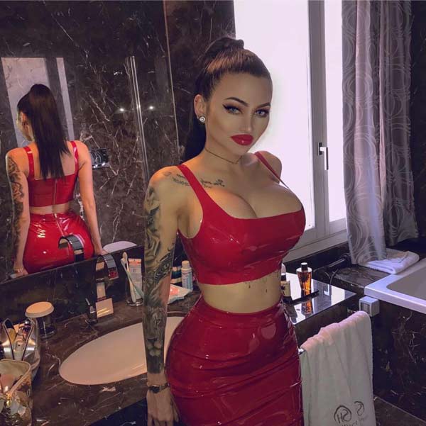 Vẻ đẹp ấn tượng sau dao kéo của người phụ nữ từng bị gọi là "con cóc xấu xí" - 8