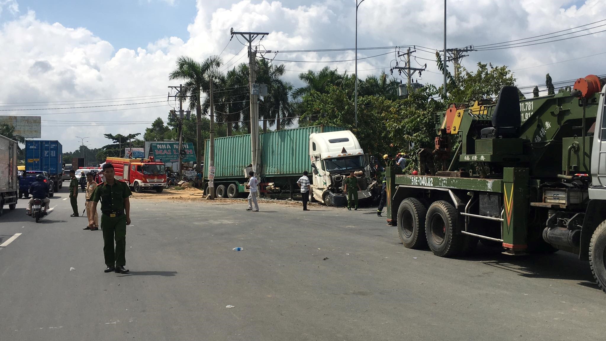 Nóng 24h qua: Tài xế container run rẩy bước xuống xe sau cú đâm khiến 5 người tử vong - 1