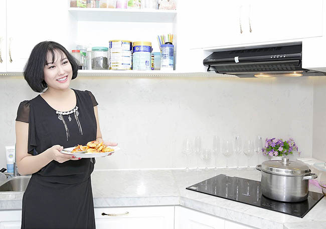 Từ khi có căn hộ mới, Phi Thanh Vân cũng thích vào bếp thực hiện các món dành cho con trai và bạn bè thưởng thức.