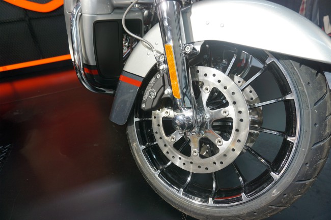 Các trang bị trên xe thì miễn chê. Phanh đĩa đôi cho cả trước và sau với cỡ mâm 32 mm, đi kèm với đó là bộ kẹp Brembo 4 pít-tông giúp hãm tốc hiệu quả đối với siêu mô tô cực mạnh này của Harley-Davidson. Trên bộ đôi phuộc treo trước có tấm nhựa phản quang giúp nhận diện xe dễ hàng hơn khi di chuyển trong đêm tối.