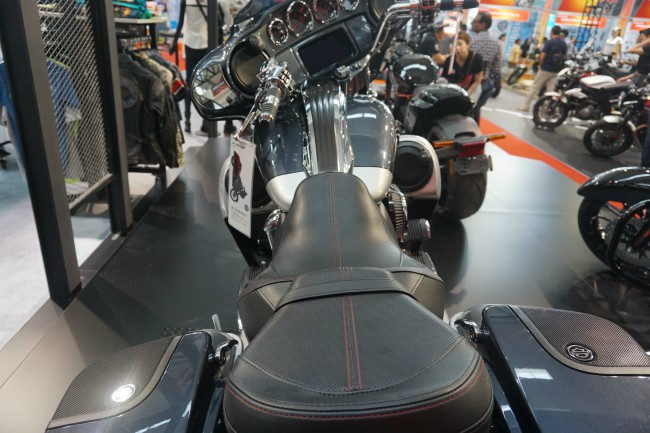Yên ngồi đôi rộng rãi giúp lái xe chạy mệt nghỉ trên những quãng đường dài. CVO Street Glide thực chất được thiết kế là dòng xe hành trình, đem lại khả năng dịch chuyển xa miễn chê.