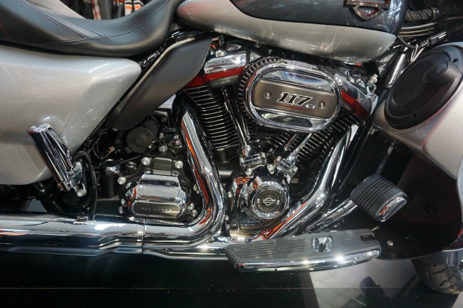 Hệ thống động cơ 2&nbsp;Milwaukee-Eight®&nbsp;117, dung tích 1,923cc đem lại công suất đầu ra mạnh mẽ, thể hiện uy lực vượt trội, nhất là khi lái xe chạy trên những con đường cao tốc thoáng rộng và đòi hỏi tốc độ cao.