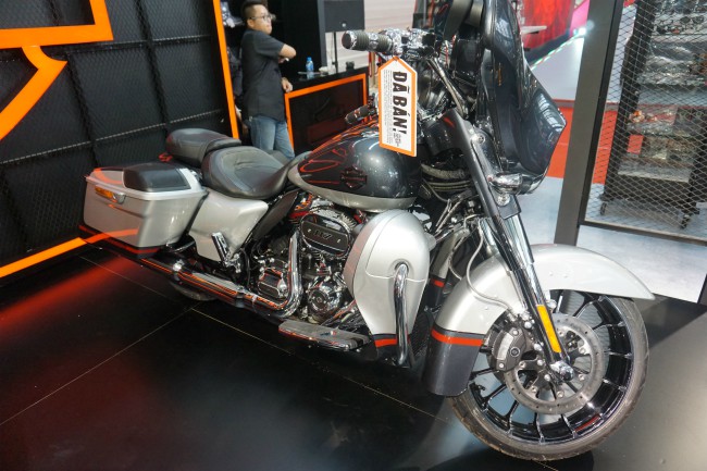 Tất nhiên của nào tiền đấy, CVO Street Glide 2019 không phải ai cũng dễ dàng với tới. Theo giá niêm yết của mẫu xe này tại Triển lãm Vietnam AutoExpo 2019 thì lên tới 1,999 tỷ VNĐ, một mức giá đắt nhất không có mẫu xe nào vượt qua ở đây.