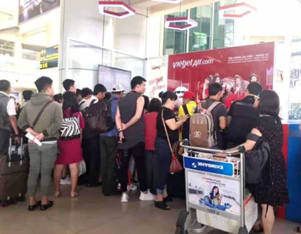 Cục Hàng không cử cán bộ vào TPHCM cùng Vietjet giải quyết tình trạng hoãn, hủy chuyến bay - 1