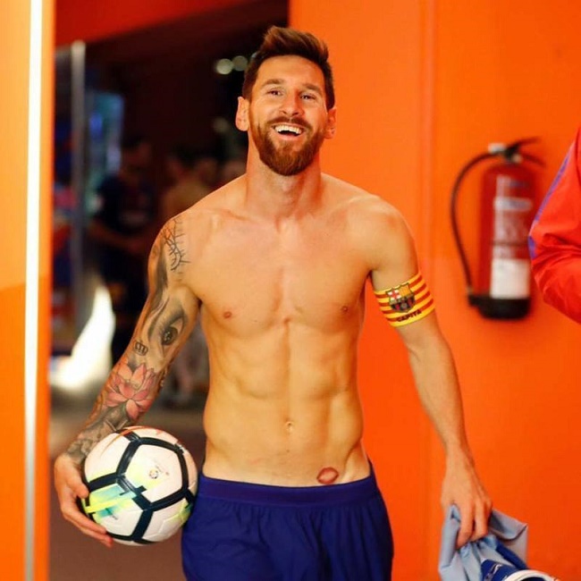 Hai là chuyển động theo nhiều hướng khác nhau. Lionel Messi tập đá lăng chân, kéo cáp, tập tạ chân và chạy bộ 10 phút. Ngoài tập nặng, anh còn tham gia các lớp yoga để giúp tin thần thư giãn, điều hòa cơ thể.