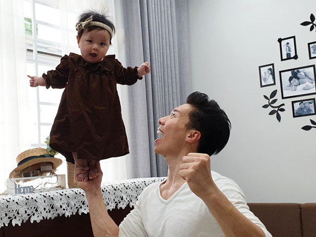 Phim - Quốc Nghiệp gây sốc khi diễn xiếc cùng con gái chỉ mới 6 tháng tuổi