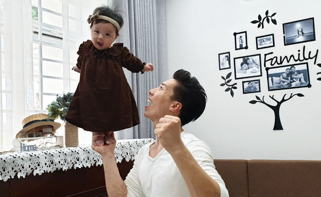 Quốc Nghiệp gây sốc khi diễn xiếc cùng con gái chỉ mới 6 tháng tuổi - 2