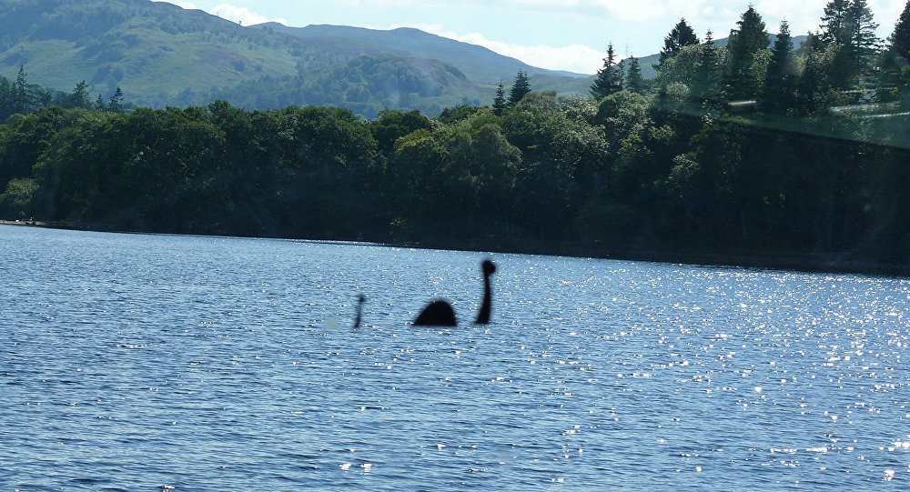 Phát hiện quái vật hồ Loch Ness bất ngờ nổi lên mặt hồ trong 1 phút - 1