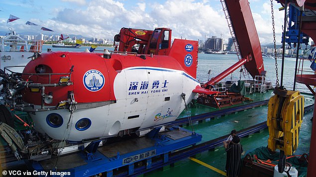 Quay video dưới đáy biển sâu 2.000m, thấy cảnh như ở ngoài hành tinh - 3