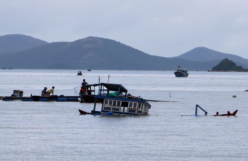 Lật thuyền trên vịnh Vân Phong, 3 người chết và mất tích - 1