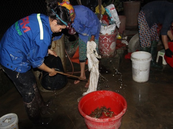 Nắng cháy da thịt: Rọi đèn, lội bùn theo chân "thợ săn" cua đồng đêm - 5