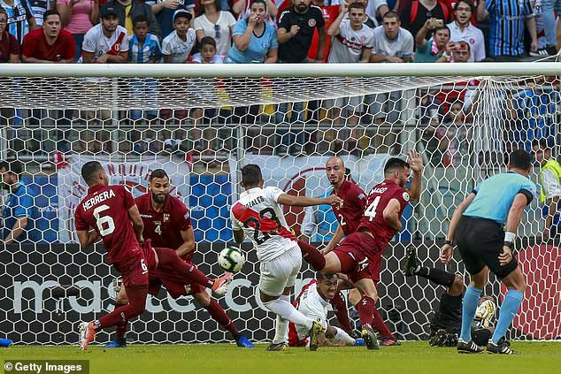 Venezuela - Peru: Đôi công nghẹt thở, nghiệt ngã VAR (Copa America) - 1