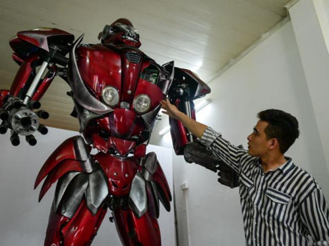 Bạn trẻ - Cuộc sống - Bạn trẻ Việt chế robot Transformer "khổng lồ" từ rác thải nhựa