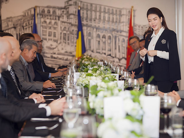 Đời sống Showbiz - Lý Nhã Kỳ chiêu đãi tiệc phái đoàn ngoại giao châu Âu