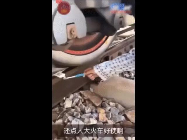 Video Clip Cười - Cách xử lý khi nhà hết kem đánh răng