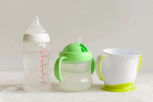 9. Bình sữa và chai nước bằng nhựa: Nghiên cứu cho thấy rằng, một số sản phẩm làm bằng nhựa đặc biệt nguy hiểm khi có chứa các chất như BPA (bisphenol A) có thể gây ung thư ở người do một số vấn đề nghiêm trọng khác tích tụ trong cơ thể. BPA được tìm thấy trong nhiều sản phẩm nhựa, lớp lót của hộp đựng thức ăn và sữa công thức, chất trám răng và trên hóa đơn thu ngân giấy để ổn định mực.