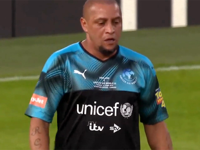 Bóng đá - Huyền thoại Roberto Carlos đại náo sân cỏ: Ngất ngây tuyệt kĩ "bọ cạp"