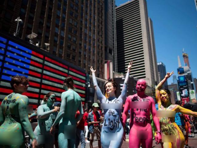 Hàng chục người biểu tình khỏa thân và phủ sơn lên người ở Mỹ